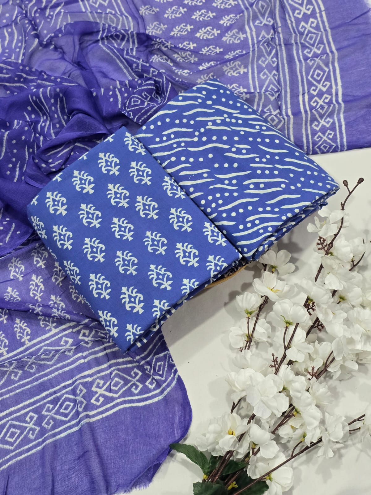 Elegant Lavender Cotton Suit Set with Chiffon Dupatta - Buti Pattern