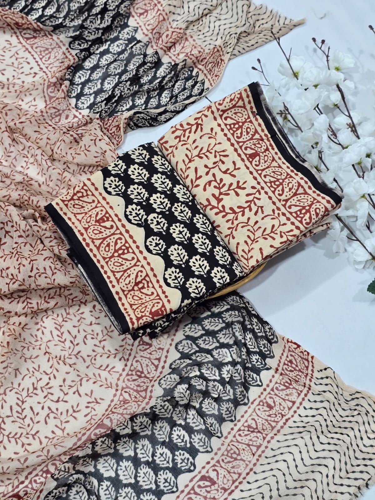 Contemporary Lavender Cotton Suit Set with Chiffon Dupatta - Graceful Border